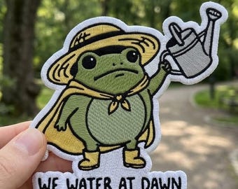 We Water At Dawn Patch, lustiger Humor Gärtner Frosch Pflanzenliebhaber sarkastische Sprüche gestickte Aufnäher Applikation für Jacke, Kleidung, Rucksäcke