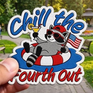 Peut inclure: Autocollant découpé représentant un raton laveur portant des lunettes de soleil et une casquette rouge, flottant dans une bouée rouge, blanche et bleue. Le texte "Chill the Fourth Out" est en bleu et rouge, avec un drapeau américain.