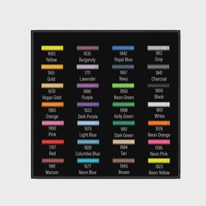 Puede incluir: Un gr&aacute;fico negro muestra muestras de color con nombres y n&uacute;meros correspondientes. Los colores incluyen amarillo, borgo&ntilde;a, azul real, gris, oro, lavanda, azul marino, carb&oacute;n, oro Vegas, morado, verde ne&oacute;n, negro, naranja, morado oscuro, verde Kelly, blanco, rosa, azul claro, verde oscuro, naranja ne&oacute;n, rojo, azul Columbia, marr&oacute;n, rosa ne&oacute;n, granate, azul ne&oacute;n, marr&oacute;n y amarillo ne&oacute;n.
