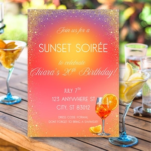 Może przedstawiać: Zaproszenie na "Sunset Soirée" z okazji 20. urodzin Chiary. Projekt zawiera gradientowe tło w kolorach pomarańczowym, żółtym i fioletowym ze złotymi brokatowymi akcentami. Szczegóły: data, adres i kod ubioru.
