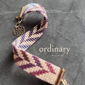 Puede incluir: Un juego de tres tazas de cerámica con un acabado moteado y mate. Las tazas son de color crema, gris claro y gris oscuro. Cada taza tiene un diseño simple y minimalista, ideal para café o té.