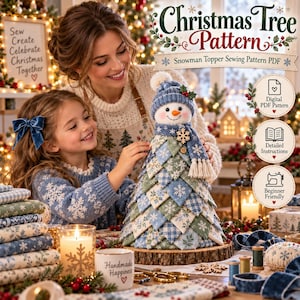 Puede incluir: Un patrón de costura PDF para un adorno de árbol de Navidad con forma de muñeco de nieve, que incluye un gorro de punto azul, una bufanda con un copo de nieve de madera y piezas de tela triangulares superpuestas en azul, verde y blanco.