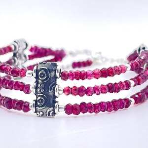 Pulsera multicapa con cuentas de rubí – Joyería de plata hecha a mano con dijes