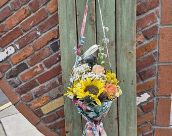 Bolso de lona con estampado floral, ideal para llevar flores al mercado, con correas ajustables.