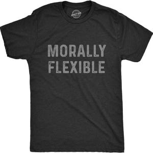 Puede incluir: Una camiseta de manga corta y cuello redondo en color gris carbón con el texto MORALLY FLEXIBLE impreso en una fuente gris claro desgastada en el pecho. El interior del cuello muestra un pequeño logotipo circular CRAZY DOG T-SHIRTS.