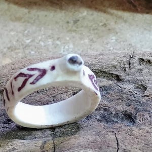 ルーン：バイキングの花嫁をイメージした古代スタイルの婚約指輪。本物の鹿の角とブロンザイト石を使用。