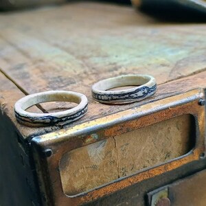 Ouroborros .Viking Ring, handgeschnitzte Schlange, die sich selbst echtes Geweih dünn Stapelring. Schwarz oder braun gebeizt. Auf Bestellung