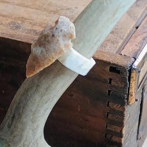 Örvar-Oddr. Äkta fossil Petoskey-pilspets monterad på äkta hjorthornsring. Rustik vikingaring.