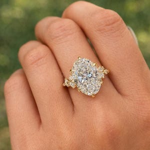 Ovale moissanite ring, 5,00 ct, driesteens design, 14k verguld sterling zilver