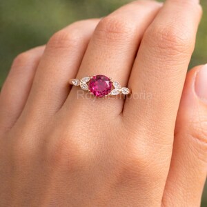 Anello in argento sterling con rubino rotondo da 2,00 carati e moissanite, placcato oro 14 carati.