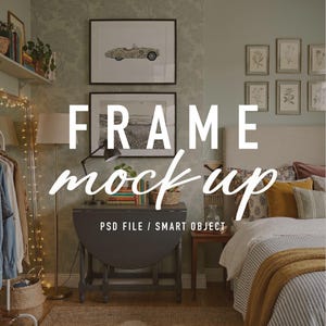 Op de afbeelding: Een slaapkamerinterieur met twee horizontale wandlijsten, één met een illustratie van een oldtimer en de andere met een landschapsschets. De tekst FRAME mock up PSD FILE / SMART OBJECT staat over de afbeelding boven een donkergrijze klaptafel.