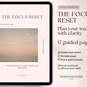 Op de afbeelding: Een digitaal werkboek weergegeven op een tablet. De titel is "THE FOCUS RESET", met de slogan "Plan je week met helderheid" en "17 begeleide pagina's". Het is ontworpen om de focus terug te krijgen. De achtergrond is een zachte, neutrale kleur.