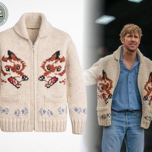 Puede incluir: Cárdigan crema con cremallera, cuello chal y dos bolsillos delanteros. El suéter presenta un patrón repetido de caras de zorro en marrón, negro y rojo. Diseños florales azules en la parte inferior del suéter.