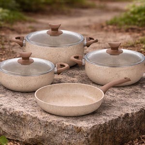 Könnte beinhalten: Rustikales Holzschild mit dem Text "Welcome to our home" in weißer Schrift. Das Schild hat eine Used-Optik und ein schlichtes, einladendes Design, perfekt für eine Veranda oder einen Eingangsbereich.