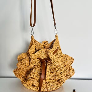 Borsa a secchiello vegana e rafia con volant a palloncino, borsa in corda di carta naturale, borsa in filato di carta lavorata a mano