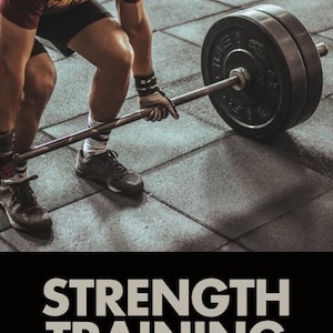 Può includere: Una persona solleva un bilanciere con dischi pesi in palestra. L'immagine presenta il testo "STRENGTH TRAINING" in grassetto, con testo aggiuntivo sopra e sotto. La persona indossa guanti da allenamento e scarpe sportive.