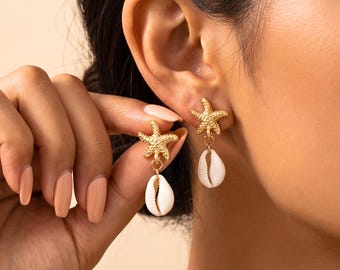 Pendientes de concha de estrella de mar dorada, joyería de playa de verano, regalo colgante de cauri para ella, accesorio náutico bohemio tropical, boda nupcial oceánica