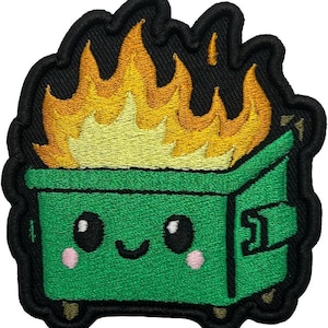 Peut inclure: Un écusson brodé représentant une benne à ordures verte avec un visage souriant, des joues roses et des yeux noirs. Des flammes jaune vif et orange s'élèvent du haut de la benne. Le motif est entouré d'une épaisse bordure noire.