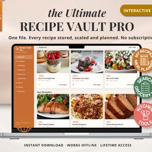 Puede incluir: Una pantalla de portátil que muestra la interfaz de la aplicación web interactiva Recipe Vault Pro. El panel incluye nueve pestañas, tarjetas de recetas con fotos e iconos circulares. El texto incluye "9 TABS", "the Ultimate RECIPE VAULT PRO" y "One file. Every recipe stored, scaled and planned. No subscription."
