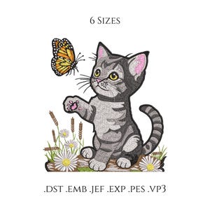 Op de afbeelding: Een geborduurd ontwerp met een grijze tabby kat die naar een vlinder met oranje en gele vleugels reikt. De kat zit in een perkje met madeliefjes en tarwe. De tekst "6 MATEN" staat boven de afbeelding en bestandsextensies staan eronder.