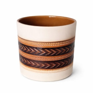 Op de afbeelding: Set van drie keramische mokken met een gespikkelde, matte afwerking. De mokken zijn in crème, lichtgrijs en donkergrijs. Elke mok heeft een eenvoudig, minimalistisch ontwerp, perfect voor koffie of thee.