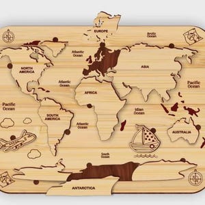 Puede incluir: Rompecabezas de mapa del mundo de madera con continentes etiquetados. Cuenta con continentes recortados, océanos y elementos decorativos como una brújula, un avión y un velero. El rompecabezas está hecho de madera clara con incrustaciones de madera más oscura.