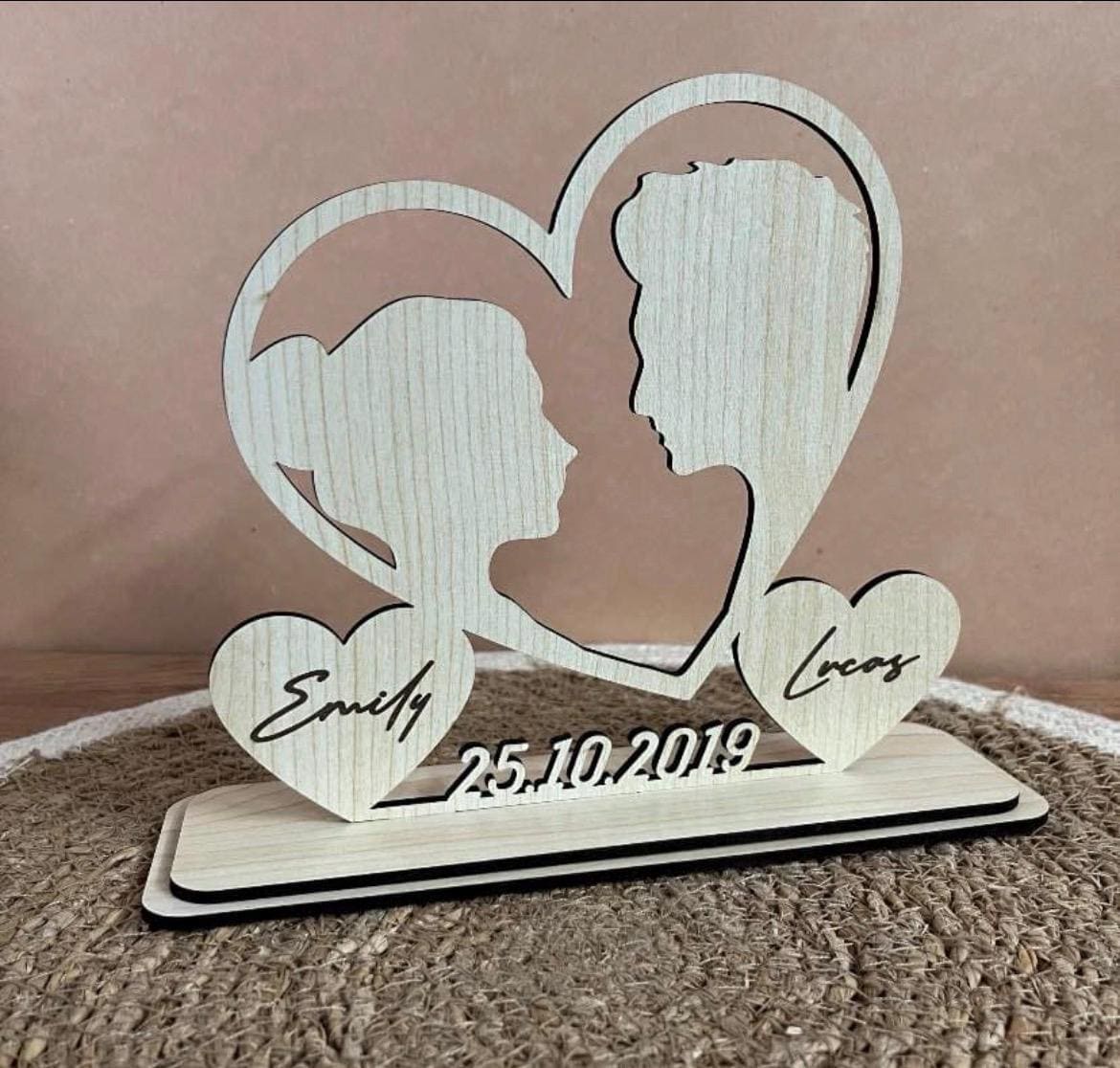 Supporto decorativo mano nella mano per tutta la vita - targa con nome e data - 16 x 16 cm - regalo personale anniversario di matrimonio, fidanzamento Supporto decorativo mano nella mano per tutta la vita - targa con nome e data - 16 x 16 cm - regalo personale anniversario di matrimonio, fidanzamento