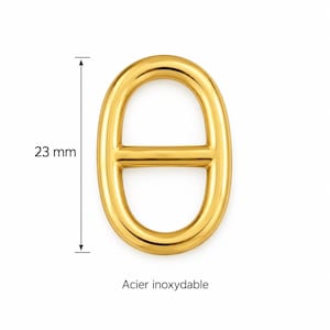 Peut inclure: Un maillon ovale en métal doré avec une barre horizontale centrale. L'objet présente une finition lisse et polie, avec une mesure de hauteur indiquée à 23 mm. Le texte Acier inoxydable est imprimé sous l'objet.