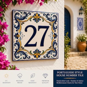 Può includere: Una piastrella quadrata con numero civico in stile portoghese con il numero "27" in blu navy. La piastrella presenta uno sfondo color crema con un bordo decorativo con motivi floreali blu navy, gialli e verdi. Resistente ai raggi UV, agli agenti atmosferici e allo sbiadimento.