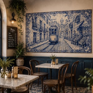 Pu&ograve; includere: Interno di un caff&egrave; con un grande murale di piastrelle blu e bianche raffigurante una scena di strada con un tram. Il caff&egrave; ha tavoli con piano in marmo, sedie in legno e una lavagna con il menu. Piante verdi e una grande finestra completano l'atmosfera.