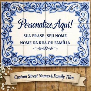 Può includere: Piastrelle di ceramica bianche con un bordo floreale blu e testo in portoghese. Il testo recita "Personalize Aqui!" e "Custom Street Names & Family Tiles". Le piastrelle sono su una superficie di legno.