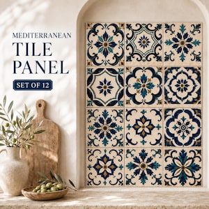 Könnte beinhalten: Ein Set aus 12 quadratischen Fliesen in einem Raster, mit komplexen Blumen- und geometrischen Mustern in Dunkelblau, Petrol und Gold auf cremefarbenem Grund. Der Text lautet MEDITERRANEAN TILE PANEL SET OF 12.