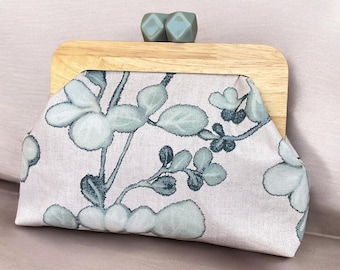 Handmade clutch bag in mixed linen, lined, with wooden closure and removable shoulder strap