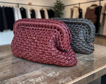 Handgemaakte gehaakte clutch van bordeauxrood of donkergroen eco-leer, gevoerd.