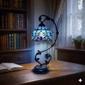 Lampada da tavolo blu in stile Tiffany con base decorata a foglia in metallo, design Yang Feng