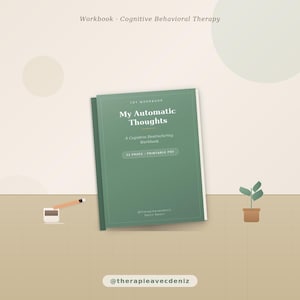 Könnte beinhalten: Ein grünes Arbeitsbuch mit dem Titel "My Automatic Thoughts" mit dem Text "A Cognitive Restructuring Workbook" und "33 PAGES - PRINTABLE PDF". Das Arbeitsbuch befindet sich neben einer kleinen Topfpflanze und einem Bleistift.
