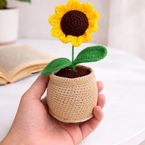 Maceta de girasol de ganchillo / Flor tejida a mano / Bonita decoración de escritorio / Regalo para novia / Decoración estética de habitación / Planta de girasol de ganchillo