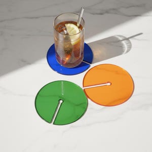 Juego de posavasos acrílicos entrelazados: posavasos translúcidos y coloridos, decoración estética para escritorio, escultura para combinar, regalo de inauguración de casa.