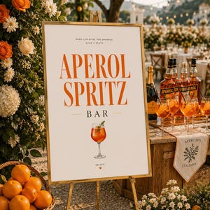 Puede incluir: Un letrero de Aperol Spritz Bar sobre un caballete dorado. El letrero dice "Cuando la vida te da naranjas, haz un spritz. Aperol Spritz Bar". Se ve una cesta de naranjas y copas de Aperol Spritz.