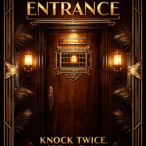 Könnte beinhalten: Eine dunkle Holztür mit goldenen Art-Deco-Akzenten und den Worten "SECRET ENTRANCE" oben. Darunter steht der Text "KNOCK TWICE. SPEAK EASY." Ein "PRIVATE"-Schild befindet sich über einem Fenster.