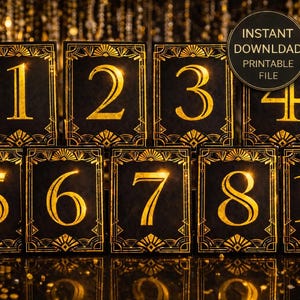 Może przedstawiać: Czarne i złote numery stołów w stylu Art Deco od 1 do 10. Każda karta ma złoty numer i dekoracyjną obwódkę. Obraz zawiera świecę, kieliszek szampana i tekst "INSTANT DOWNLOAD PRINTABLE FILE".