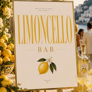 Può includere: Un cartello con cornice dorata su un cavalletto recita "LIMONCELLO BAR" in lettere gialle. Il cartello presenta un'illustrazione di limone e la frase "When life gives you lemons, make limoncello." Una bottiglia di limoncello e bicchieri sono visibili.