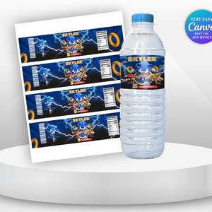 Könnte beinhalten: Eine transparente Plastikwasserflasche mit blauem Deckel und einem individuellen Etikett mit der Figur Sonic the Hedgehog. Auf dem Etikett steht "Skyler" und "5. Geburtstag". Ein Bogen mit passenden Etiketten ist ebenfalls sichtbar.