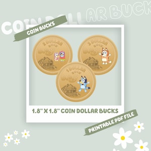 Puede incluir: Tres monedas redondas doradas "Coin Dollar Bucks" con personajes de dibujos animados y el texto "2 Dollar Bluey", "3 Dollar Bluey" y "4 Dollar Bluey". Cada moneda mide 4,57 cm x 4,57 cm e incluye una ilustración de una casa. La imagen también incluye el texto "Printable PDF File".