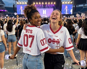BTS gepersonaliseerde crop basketbaljersey, Kpop cadeau voor BTS-fans, BTS World Tour 2026 Merch Army-outfits, Kpop Group Bangtan Comeback-shirt
