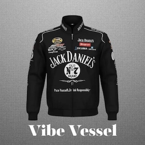 Könnte beinhalten: Schwarze Jacke mit weißen Akzenten und Logos wie "Jack Daniel's" und "Old No. 7 Brand". Die Jacke hat einen Reißverschluss, einen Stehkragen und weiße Details. Der Text "Vibe Vessel" steht unten.