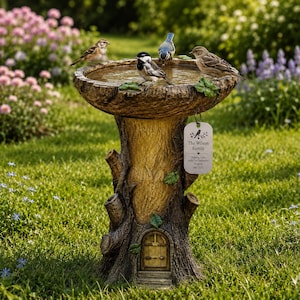 Puede incluir: Un bebedero decorativo con base de tronco de árbol y un cuenco lleno de agua, con varios pájaros pequeños posados. El bebedero tiene una pequeña puerta y una etiqueta que dice "The Wilson Family". Está en un jardín con césped.