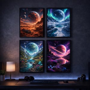Può includere: Quattro stampe artistiche incorniciate raffiguranti pianeti e paesaggi fantastici. L'opera presenta colori vivaci, tra cui arancione, blu, viola e verde, con corpi celesti e terreni ultraterreni. Le stampe sono esposte su una parete grigio scuro.