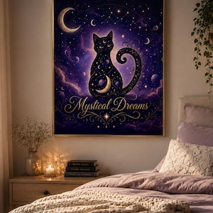 Könnte beinhalten: Gerahmter Kunstdruck mit einer schwarzen Katzen-Silhouette vor einem kosmischen lila und blauen Hintergrund mit Monden und Sternen. Die Worte "Mystical Dreams" sind in goldener Schrift geschrieben. Das Kunstwerk wird über einem Bett mit einer neutralfarbenen Decke ausgestellt.