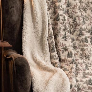 Winterliche Wald-Toile-Sherpa-Decke mit Märchenmotiv